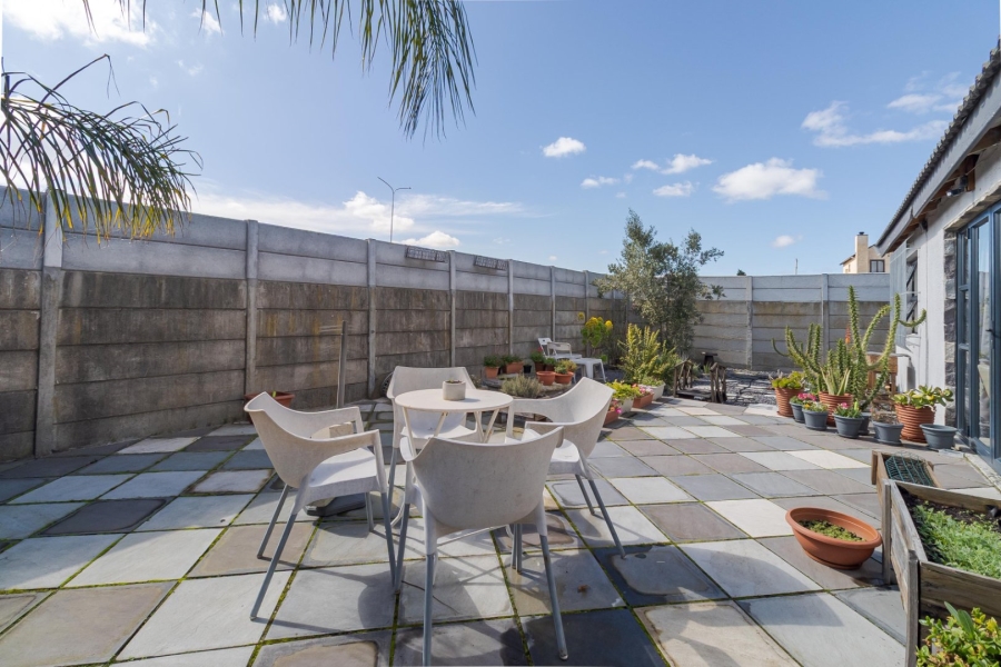 5 Bedroom Property for Sale in Loucharmante Western Cape